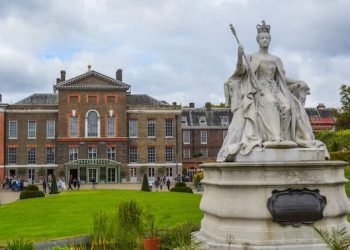 exterior_of_kensington_palace_with_statue_of_queen_victoria exterior_of_kensington_palace_with_statue_of_queen_victoria